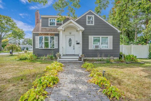 80 Everett St, Patchogue, NY, 11772-1704 | Card Image