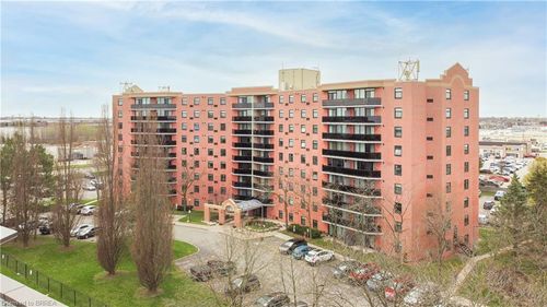 207-9 Bonheur Crt, Brantford, ON, N3P1Z5 | Card Image