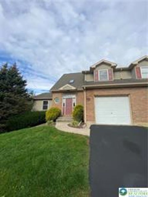 207 Stephanie Dr, Palmer Twp, PA, 18045-7905 | Card Image