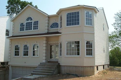 21 Central Court, North Hempstead, NY, 11514 | Card Image