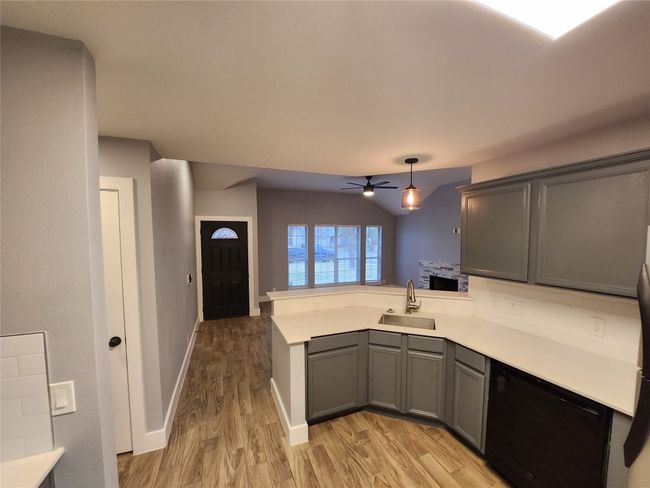 201 Quail Cir, House other with 3 bedrooms, 2 bathrooms and 4 parking in Hutto TX | Image 4