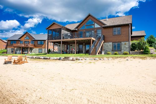 N8111 Castaway Dr, New Lisbon, WI, 53950-9589 | Card Image