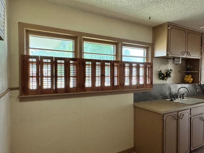 2203 40 Th St, House other with 3 bedrooms, 1 bathrooms and 2 parking in Snyder TX | Image 4