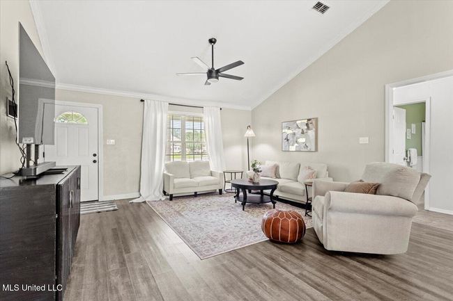living | Image 6