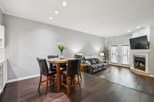 136 W End Pl, Nashville, TN, 37205-2363 | Card Image