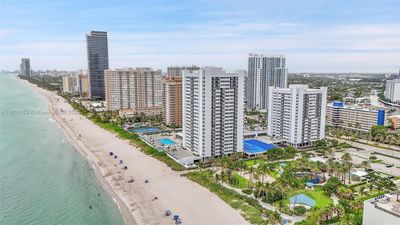 TS106 - 1880 S Ocean Dr, Condo with 3 bedrooms, 3 bathrooms and null parking in Hallandale Beach FL | Image 3