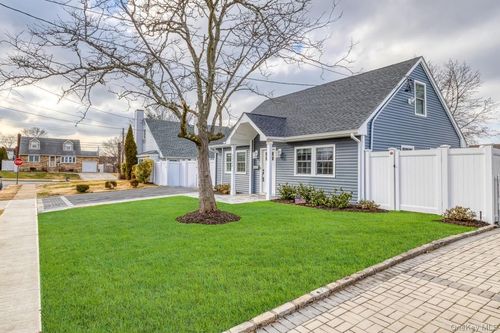 2327 Volante Pl, Westbury, NY, 11590-6009 | Card Image