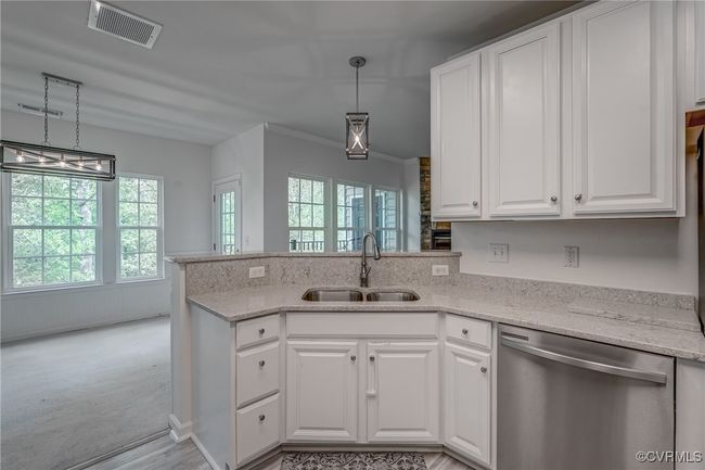 Granite counters, Dining area, New fixtures! | Image 7