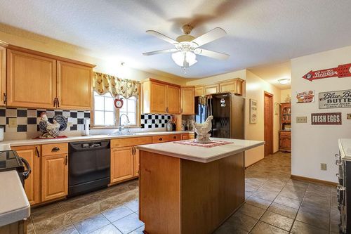 17980 Glen Rd, Gambier, OH, 43022-8716 | Card Image