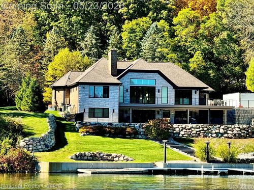 7050 Lake Shannon Ct, Fenton, MI, 48430-9301 | Card Image