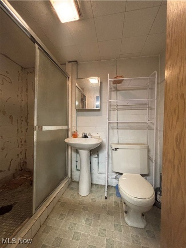 Full bathroom with a sink, a shower stall, and toilet | Image 14