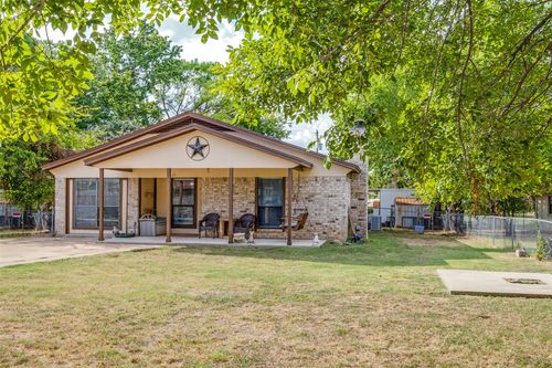 825 Poe St, Azle, TX, 76020-2647 | Card Image