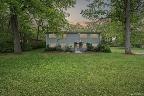 6544 Woodland Rd, Hamburg Twp, MI, 48189-9720 | Card Image