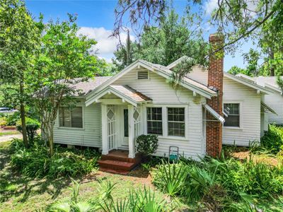 106-year-old lakefront home on 2.18 acres, 3 bedrooms, 2 bathrooms located in the desirable Conway area, near downtown Orlando. | Image 1