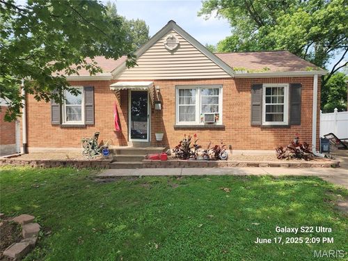 11 S Duchesne Dr, Florissant, MO, 63031-8111 | Card Image