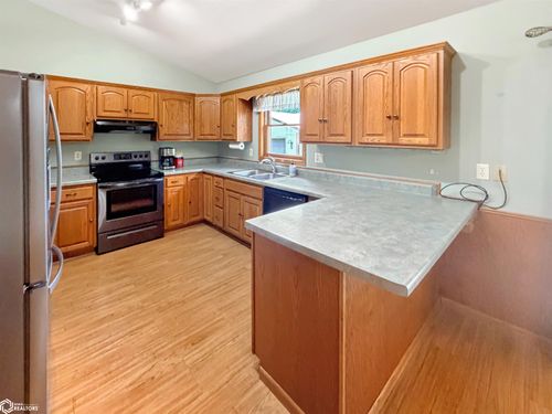 421 12th Ave Ne, Hampton, IA, 50441-1116 | Card Image
