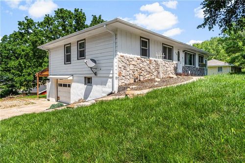 2800 S Cedar Crest Ter, Independence, MO, 64057-1261 | Card Image