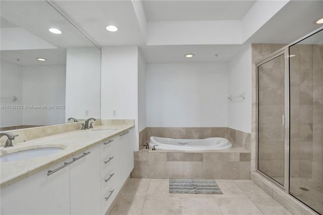 APT-2503 - 15051 Royal Oaks Ln, Condo with 3 bedrooms, 3 bathrooms and null parking in North Miami FL | Image 32