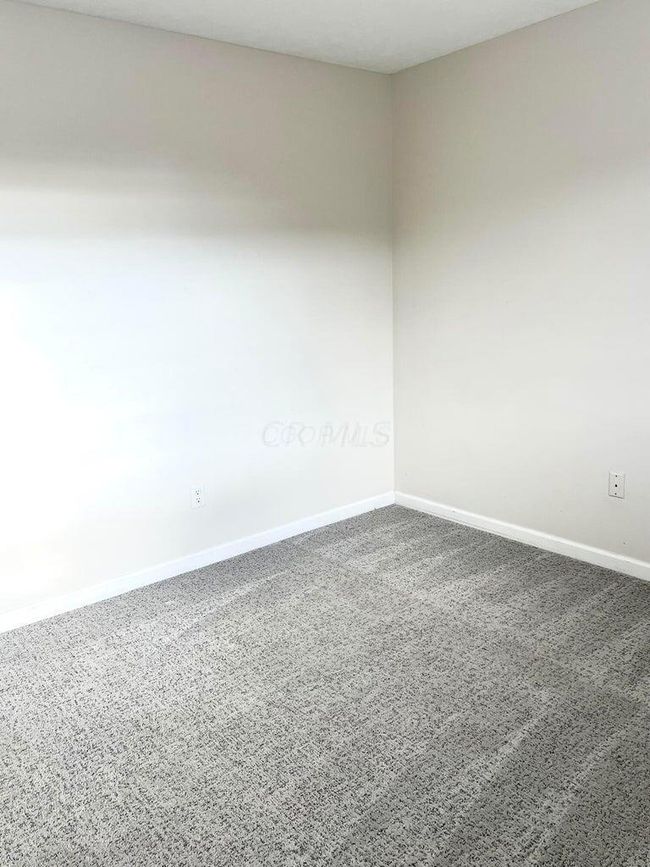 8061 Cranes Crossing Dr, Condo with 2 bedrooms, 2 bathrooms and null parking in Lewis Center OH | Image 9