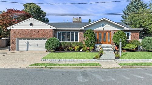8 Trager Rd, Marblehead, MA, 01945-1826 | Card Image