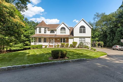 9 Ronwood Rd, Spring Valley, NY, 10977-7103 | Card Image