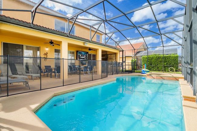 Pool with safety fence | Image 12