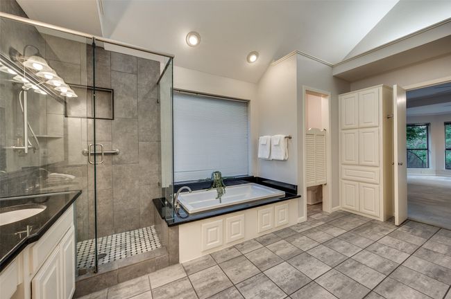 Deep soaker tub, separate shower | Image 22