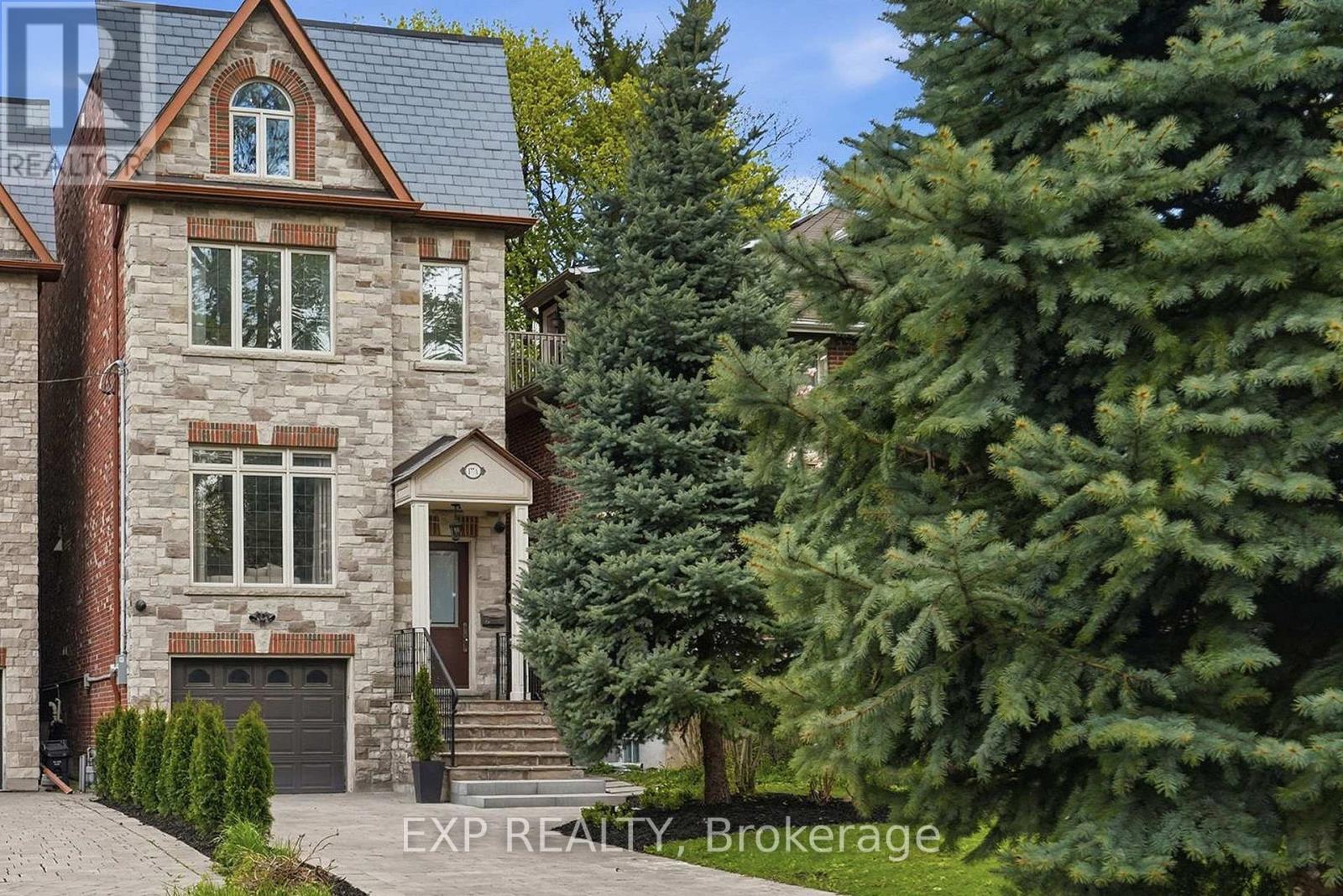 Residential in Toronto (Casa Loma)