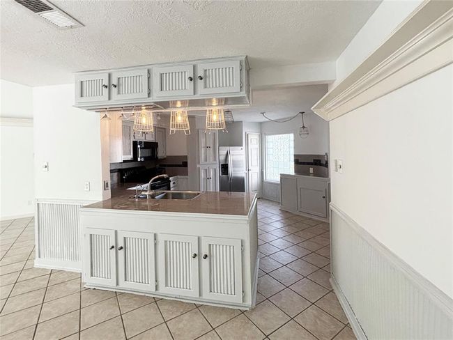 Enjoy cooking in the upgraded kitchen with modern finishes and a bar to drink | Image 7