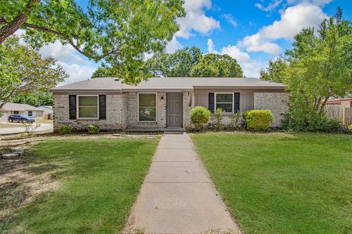 5001 Darrow Ln, Arlington, TX, 76017-2328 | Card Image
