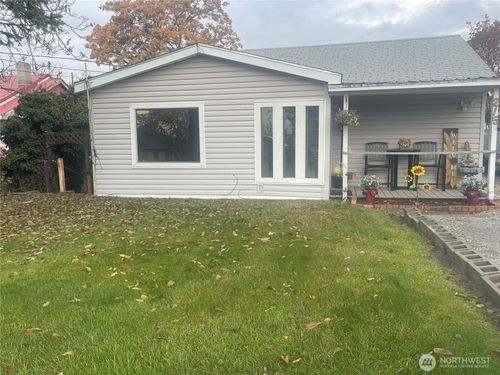 215 E Dewberry Ave, Omak, WA, 98841-9542 | Card Image