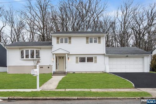 183 Winifred Dr, Totowa, NJ, 07512-1112 | Card Image