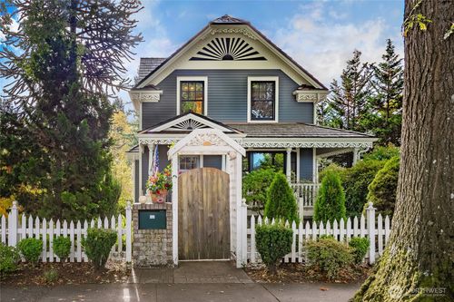 915 Front St, Lynden, WA, 98264-1823 | Card Image