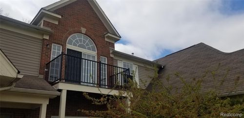 16-27615 Hidden Oaks Dr, Trenton, MI, 48183-3058 | Card Image