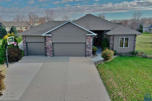 695 Meadowlark Cir, Dakota Dunes, SD, 57049-5404 | Card Image