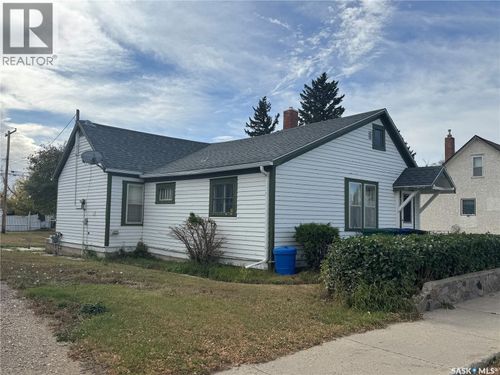 208 5th Ave W, Biggar, SK, S0K0M0 | Card Image