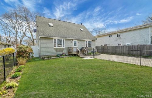 15 Maplewood Dr, Shirley, NY, 11967-3915 | Card Image