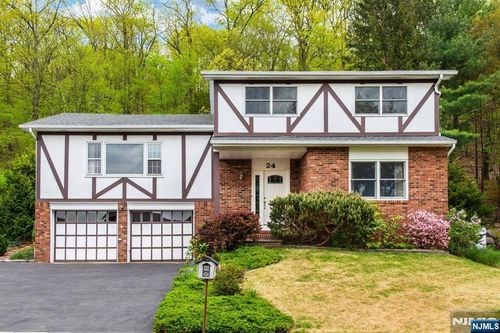 24 Molinari Dr, Wanaque, NJ, 07465-1106 | Card Image