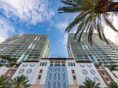 5-1605 - 330 Sunny Isles Blvd, Condo with 2 bedrooms, 3 bathrooms and null parking in Sunny Isles Beach FL | Image 2