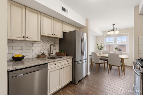 180-C Overlook Ct, Woodbridge, NJ, 07095-1449 | Card Image