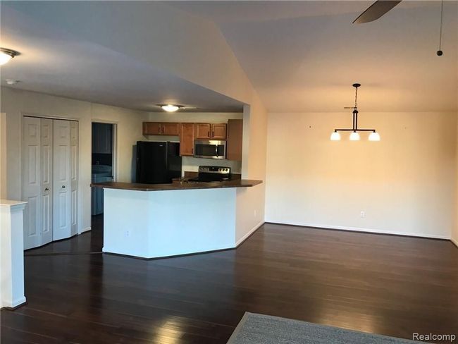 27208 Chesapeake Cir, Condo with 2 bedrooms, 2 bathrooms and null parking in Commerce Twp MI | Image 5