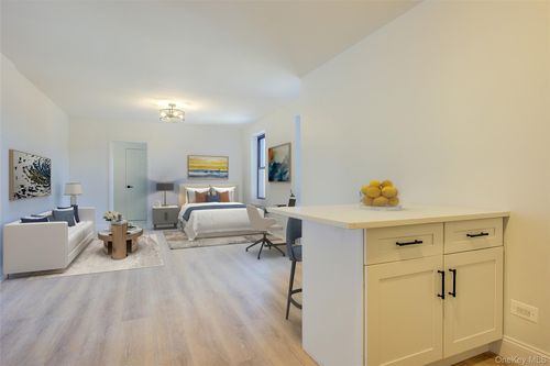 5c-3750 87th St, Jackson Heights, NY, 11372-7521 | Card Image