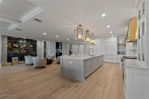 302-303-1820 Gulf Shore Blvd N, NAPLES, FL, 34102-4988 | Card Image