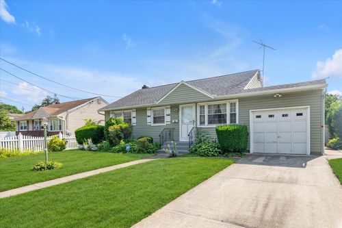475 Emerson St, Uniondale, NY, 11553-2301 | Card Image