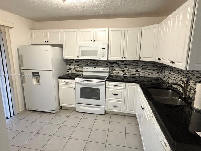 120 Roselle Ct, Home with 3 bedrooms, 2 bathrooms and null parking in Royal Palm Beach FL | Image 9
