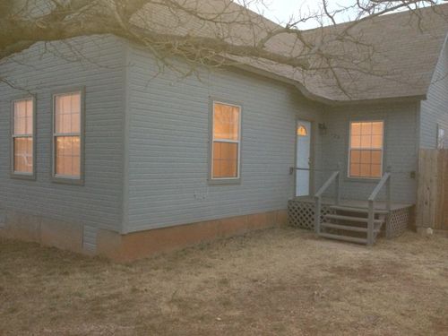 129 East St, Tye, TX, 79563-2232 | Card Image