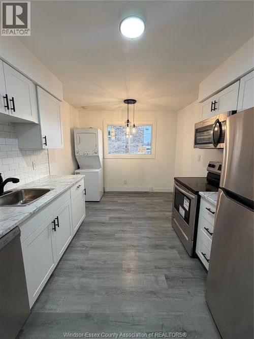 11-3150 Peter St, Windsor, ON, N9C1H3 | Card Image