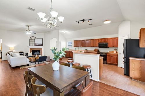 10525 N Haven Dr, Benbrook, TX, 76126-4516 | Card Image