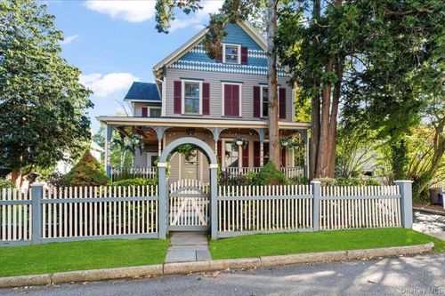 9 Maple Ave, Sea Cliff, NY, 11579-1222 | Card Image