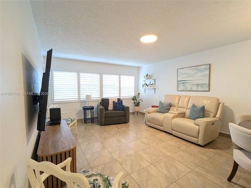 apt-102e-330 Se 2nd St, Hallandale Beach, FL, 33009-5609 | Card Image